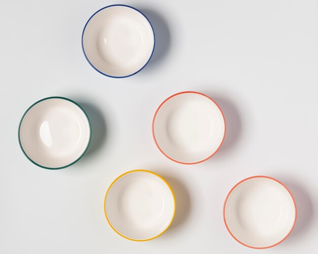 Arrangement de bols colorés sur fond blanc