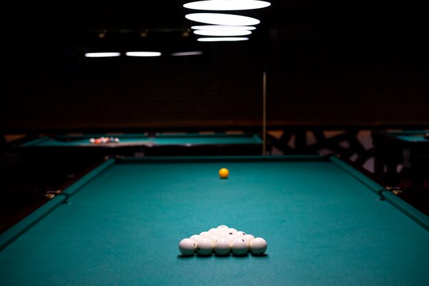 Arrangement avec boules de billard blanches