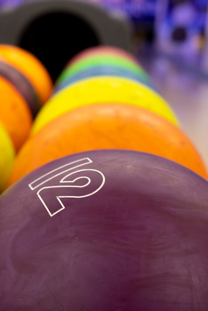 Photo gratuite arrangement de boules de bowling nature morte
