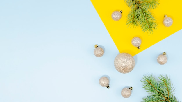 Photo gratuite arrangement avec des boules de noël et des feuilles de pin et espace de copie