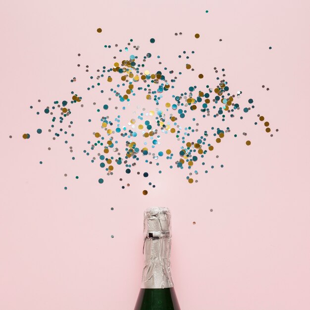 Arrangement de bouteille de champagne et de confettis colorés