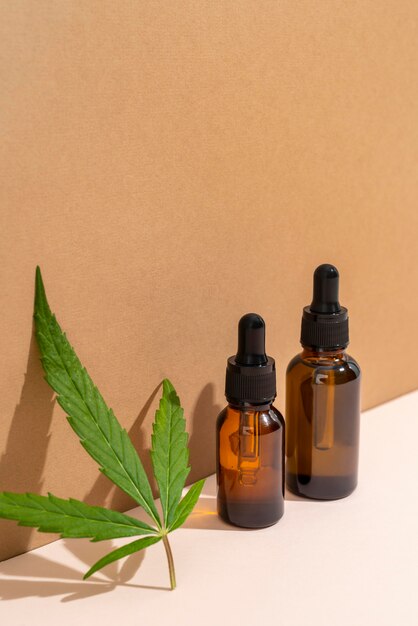 Photo gratuite arrangement de bouteille d'huile de cannabis naturel