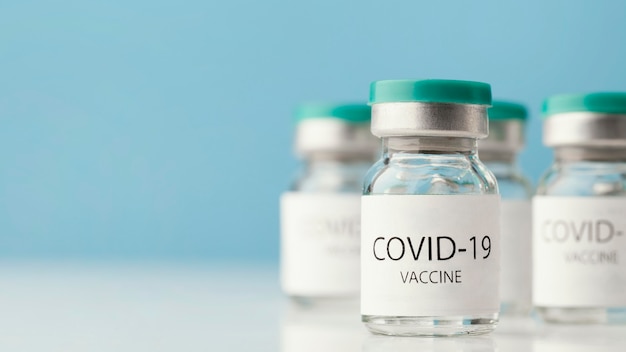 Arrangement avec bouteille de vaccin contre le coronavirus