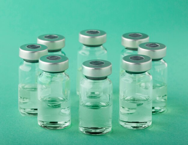 Arrangement de bouteille de vaccin sur vert