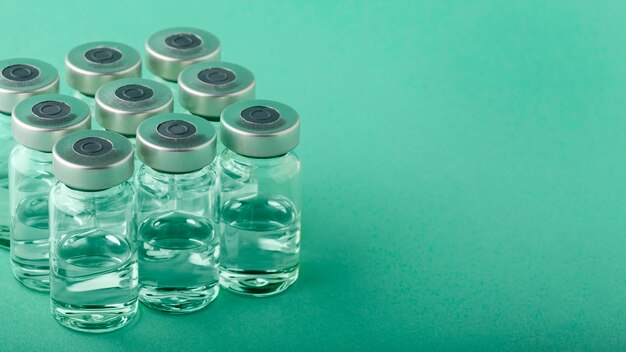 Arrangement de bouteille de vaccin sur vert