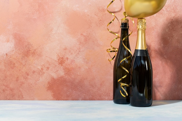 Photo gratuite arrangement de bouteilles de champagne et de ballons