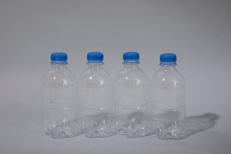 Photo gratuit arrangement de bouteilles en plastique à angle élevé