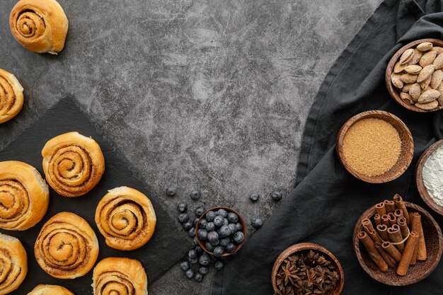 Arrangement de brioches à la cannelle ci-dessus vue