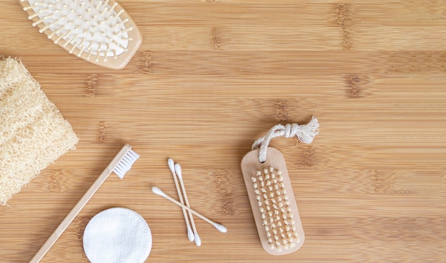 Arrangement de brosses vue de dessus sur fond en bois