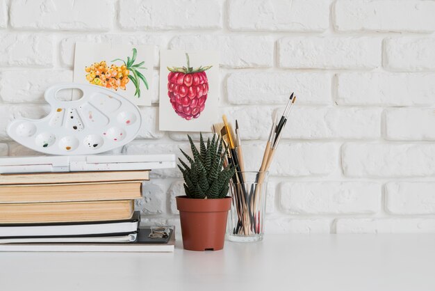 Arrangement de bureau avec plante en pot