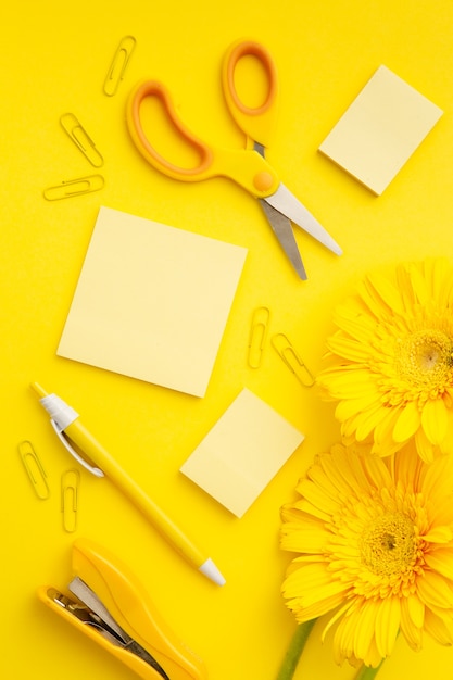 Photo gratuite arrangement de bureau pour une femme qui travaille moderne