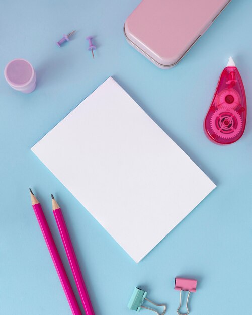 Arrangement de bureau vue de dessus avec feuille de papier