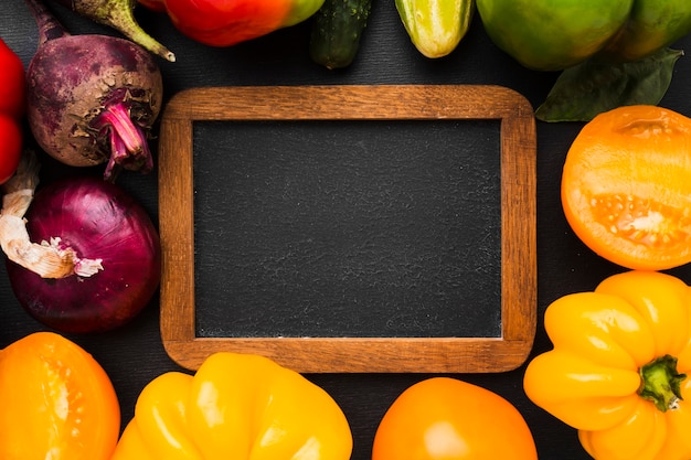 Photo gratuite arrangement de cadre fait de légumes sur fond sombre