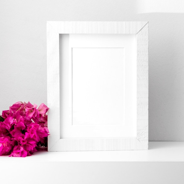 Photo gratuite arrangement de cadre vide blanc sur table