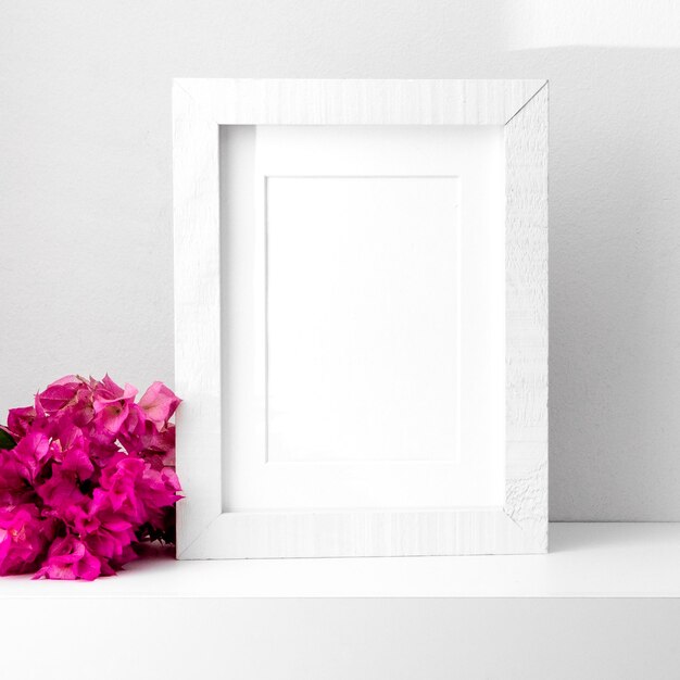 Arrangement de cadre vide blanc sur table