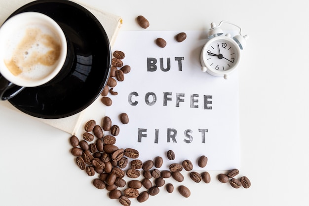 Arrangement de café avec horloge