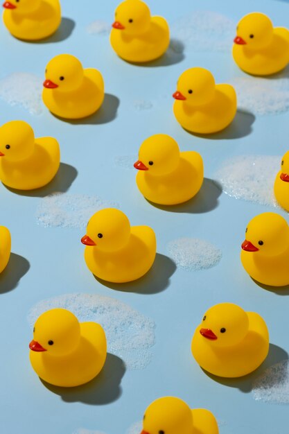 Arrangement de canards en caoutchouc nature morte