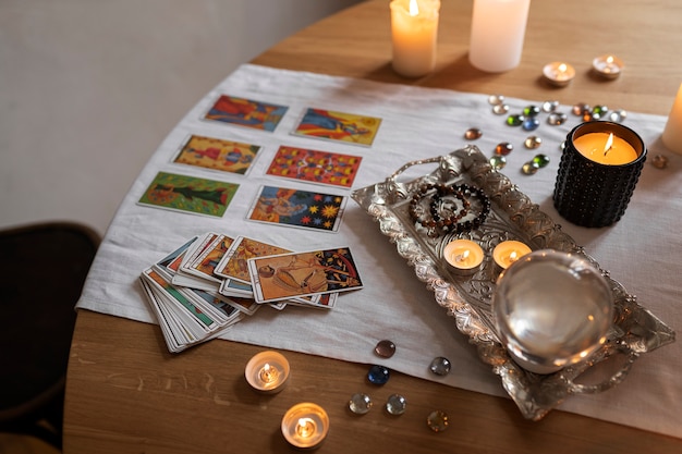 Photo gratuite arrangement de cartes de tarot à angle élevé sur table
