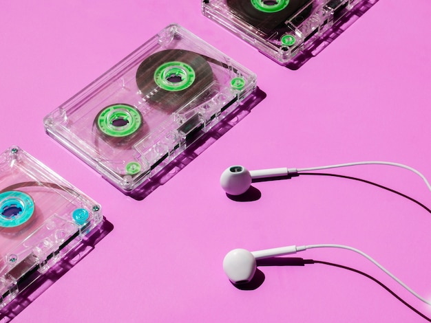 Photo gratuite arrangement de cassettes transparentes avec des couleurs vives
