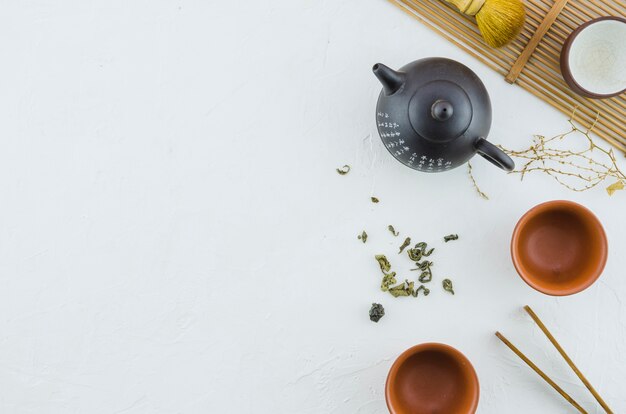 Arrangement de la cérémonie du thé asiatique traditionnelle sur fond blanc
