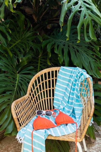 Arrangement de chaise et de maillot de bain en paille