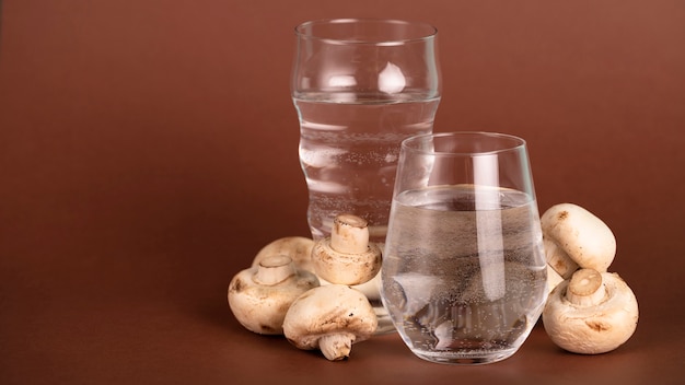 Photo gratuite arrangement avec des champignons, de l'eau et un espace de copie