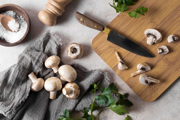 Arrangement de champignons frais à plat