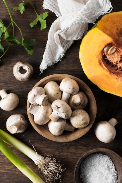 Arrangement de champignons frais à plat