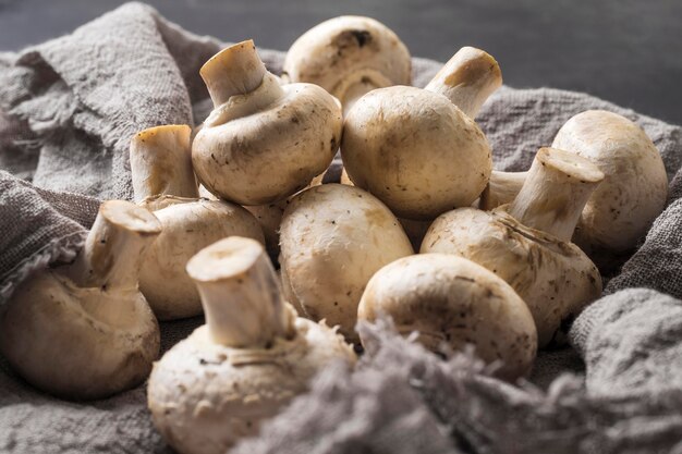 Arrangement de champignons sains