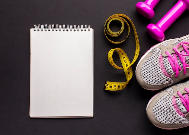 Arrangement avec des chaussures de course et un cahier