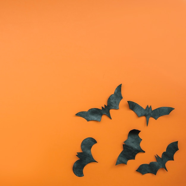 Arrangement avec des chauves-souris sculptées noires