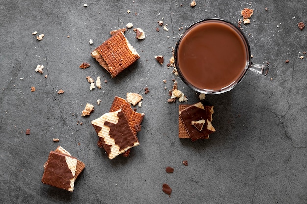 Arrangement de chocolat créatif sur fond sombre