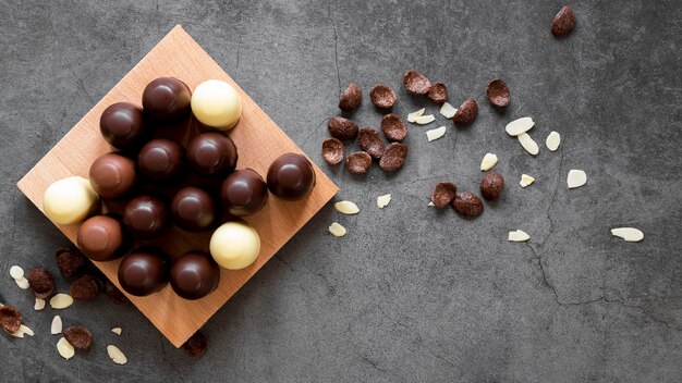 Arrangement de chocolat sucré plat avec espace copie