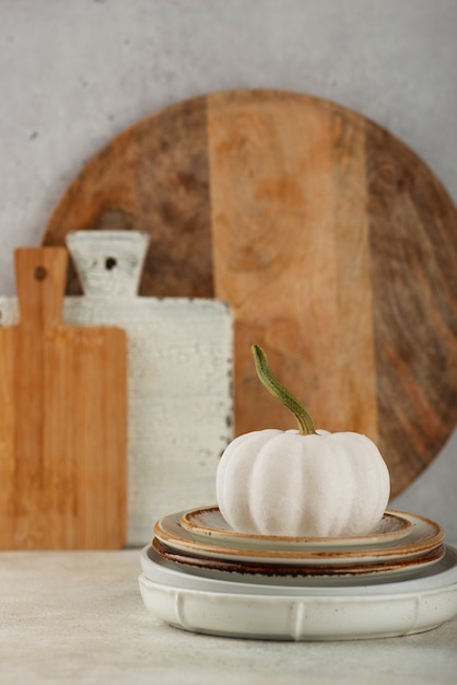 Photo gratuite arrangement avec citrouille blanche sur assiettes