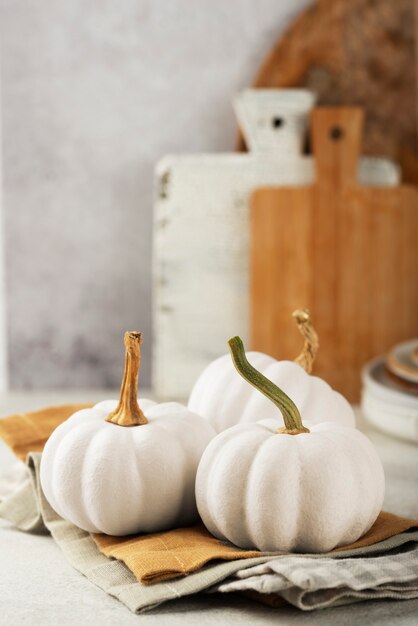 Arrangement avec des citrouilles blanches et des chiffons