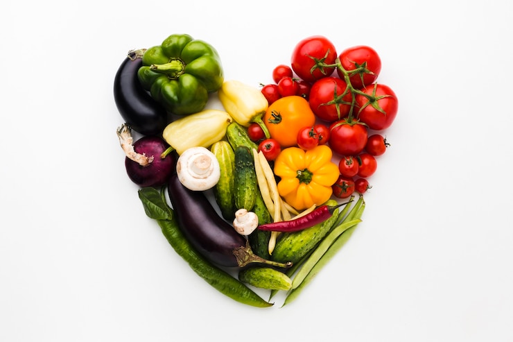 Photo gratuit arrangement de coeur fait de légumes