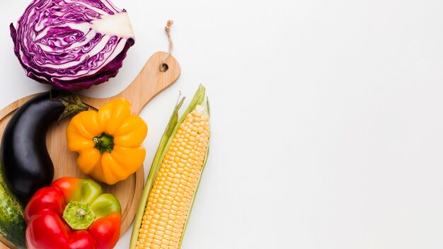 Photo gratuite arrangement coloré plat de légumes avec espace copie