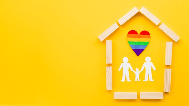 Arrangement de concept de famille lgbt mignon sur fond jaune avec espace de copie