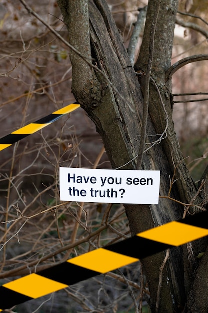 Photo gratuite arrangement de concept de vérité sur une scène de crime