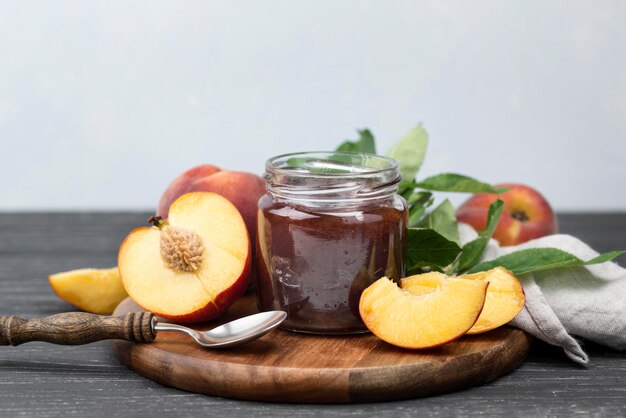 Arrangement de confiture d'abricots délicieux