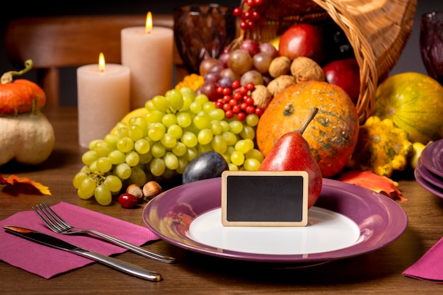 Arrangement de corne d'abondance avec des aliments délicieux et un tableau vide