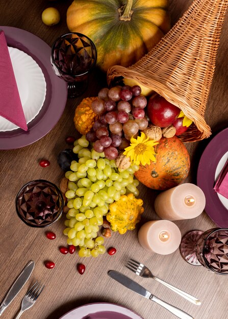 Arrangement de corne d'abondance avec des aliments délicieux