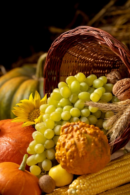 Arrangement de corne d'abondance festive avec des aliments délicieux