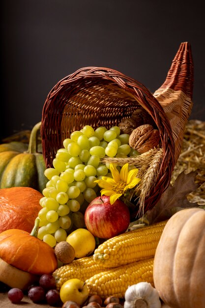 Arrangement de corne d'abondance festive avec des aliments délicieux