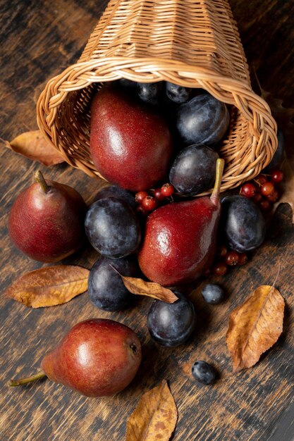 Arrangement de corne d'abondance festive avec de délicieux fruits