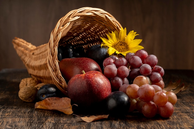 Arrangement de corne d'abondance festive avec de délicieux fruits