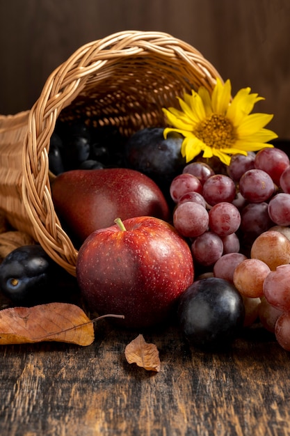 Arrangement de corne d'abondance festive avec de délicieux fruits