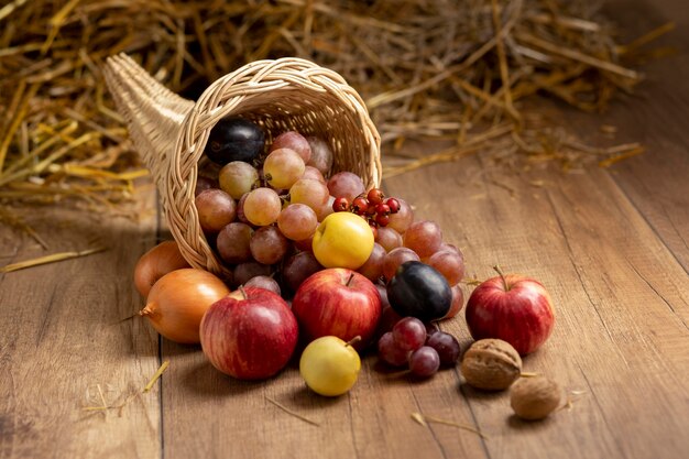 Arrangement de corne d'abondance festive avec de délicieux fruits