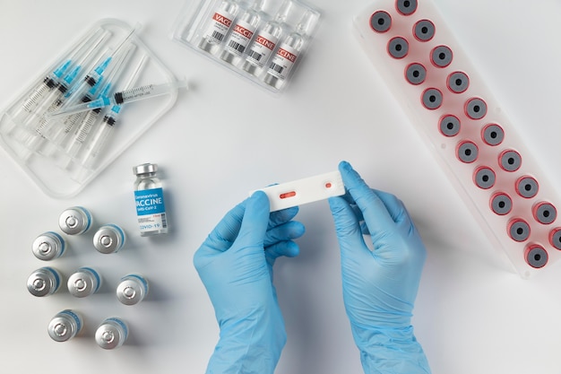 Arrangement de coronavirus avec des échantillons de sang et un vaccin