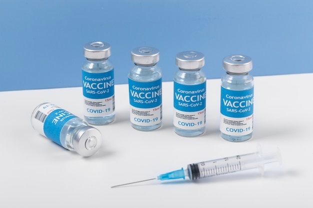 Arrangement de coronavirus avec flacon de vaccin et seringue